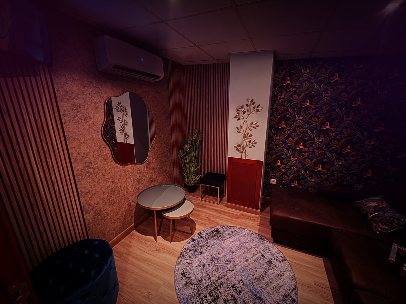 Zona VIP com papel de parede tropical e espelho dourado